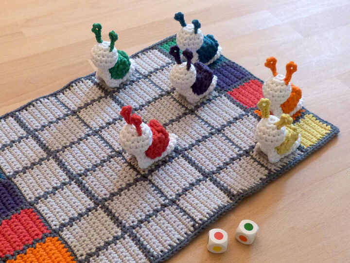 Häkelanleitung für ein lustiges Kinderspiel "Schneckenrennen"