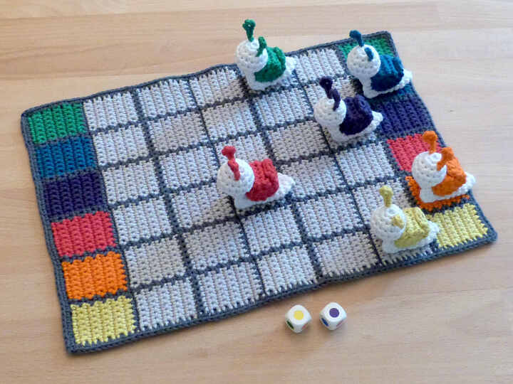 Häkelanleitung für ein lustiges Kinderspiel "Schneckenrennen"