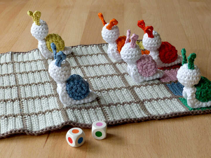 Häkelanleitung für ein lustiges Kinderspiel "Schneckenrennen"