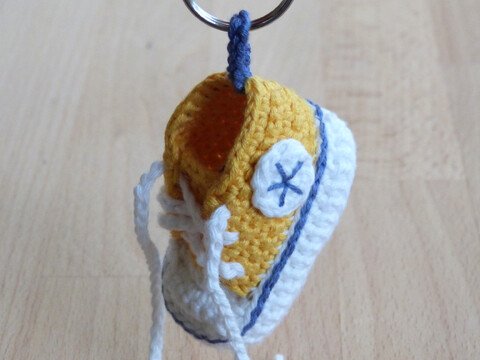Crochet pattern keychain sneaker