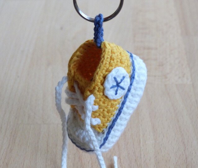 Crochet pattern keychain sneaker