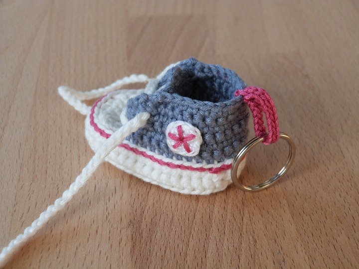 Crochet pattern keychain sneaker