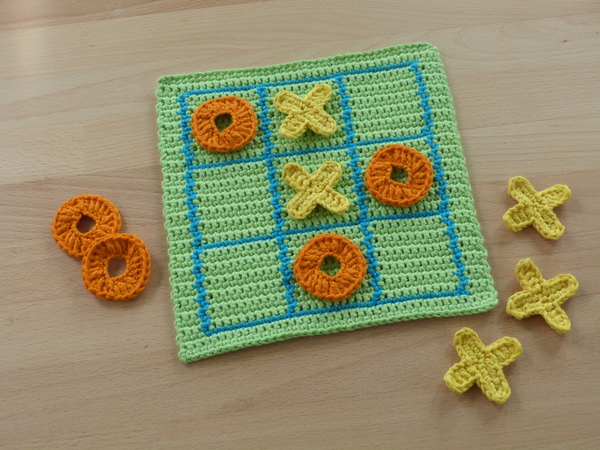 Crochet pattern for a popular family game "Tic tac toe"
