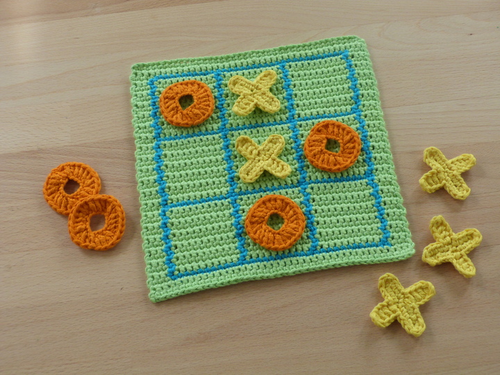 Crochet pattern for a popular family game tictactoe