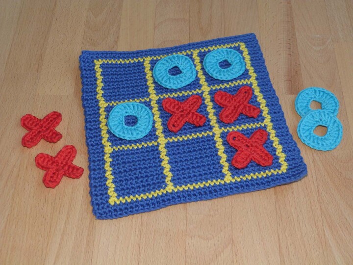 Crochet pattern for a popular family game tictactoe
