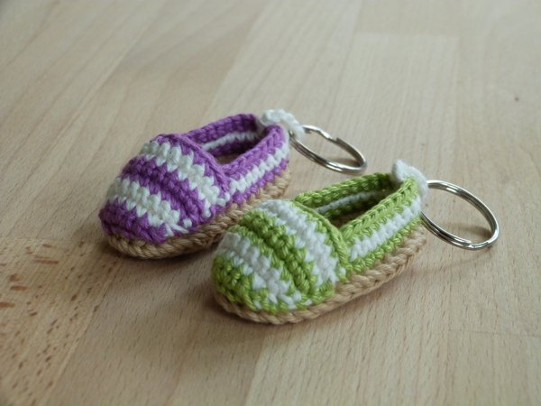 Crochet pattern for a cute key chain "Espadrille"