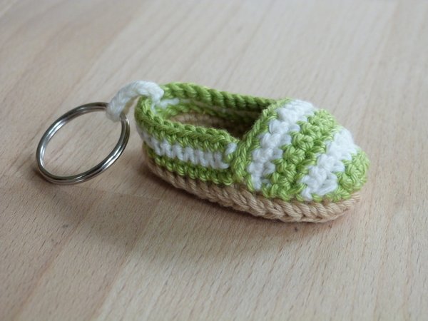 Crochet pattern for a cute key chain "Espadrille"