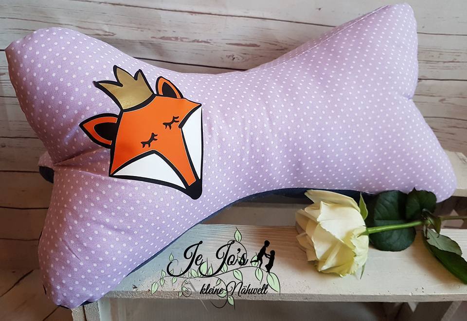 Fuchs-Plott mit goldfarbener Krone auf lavendelfarbenem, weiß-gepunktetem Knochenkissen