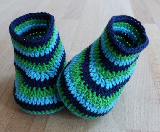 Crochet pattern for cute baby booties in 3 sizes