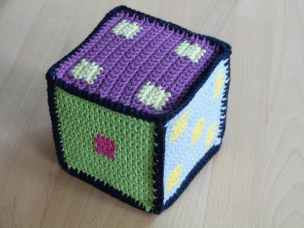 Crochet pattern for a cube with numbers