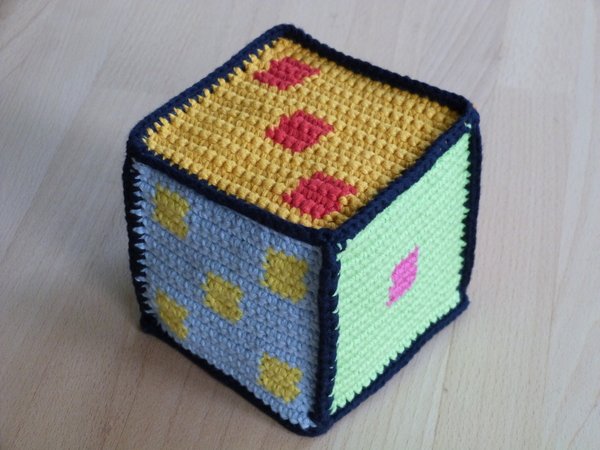 Crochet pattern for a cube with numbers