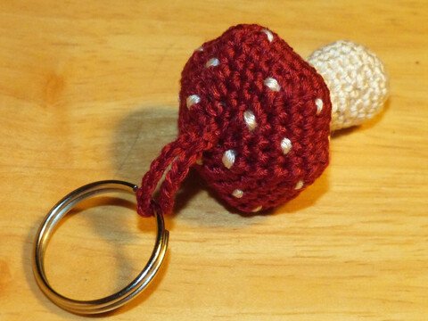 Häkelanleitung Schlüsselanhänger "Fliegenpilz"