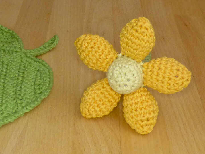 Häkelanleitung Baby-Rassel "Blume"