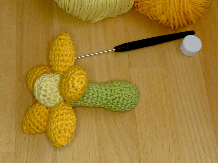 Häkelanleitung Baby-Rassel "Blume"