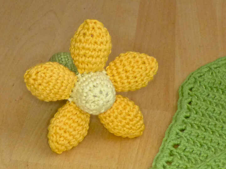 Häkelanleitung Baby-Rassel "Blume"
