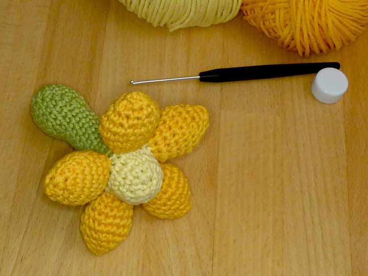 Häkelanleitung Baby-Rassel "Blume"