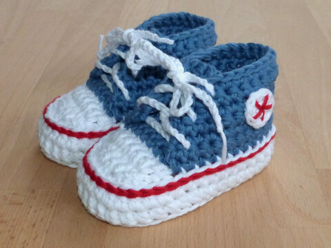 Crochet pattern baby sneakers in 3 sizes