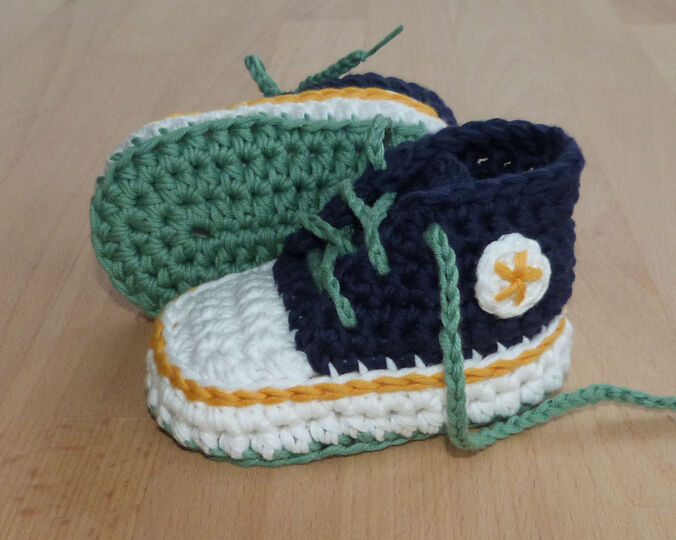 Crochet pattern baby sneakers in 3 sizes