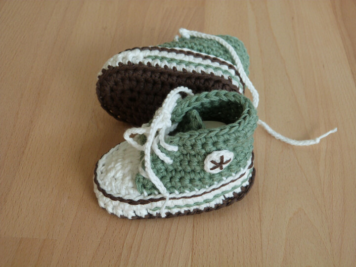 Crochet pattern baby sneakers in 3 sizes