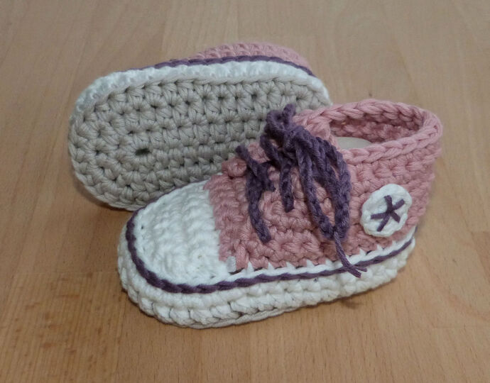 Crochet pattern baby sneakers in 3 sizes