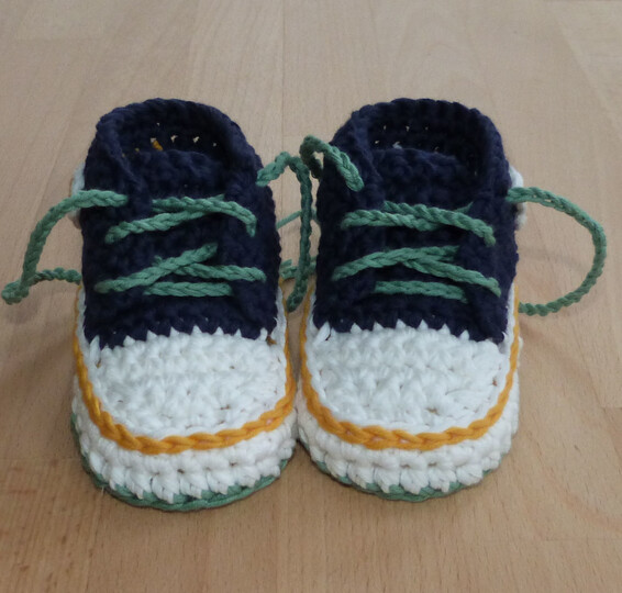 Crochet pattern baby sneakers in 3 sizes