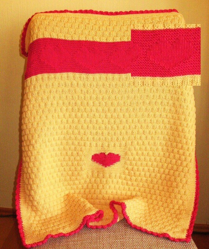 Gestrickte Babydecke gelb mit rotem Streifen, Herzmotiv und gewelltem Rand