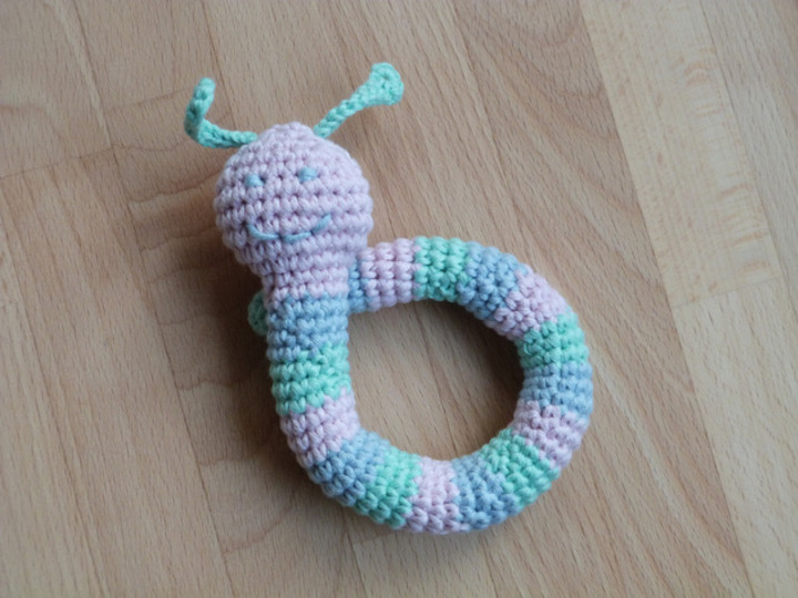 Häkelanleitung Baby-Rassel "Ringelwurm"