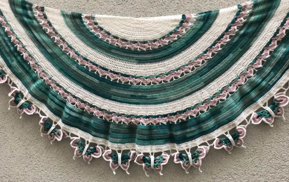 Gehäkeltes halbrundes Tuch in Türkis, Grün und Weiß mit rosa Schmetterlingskante