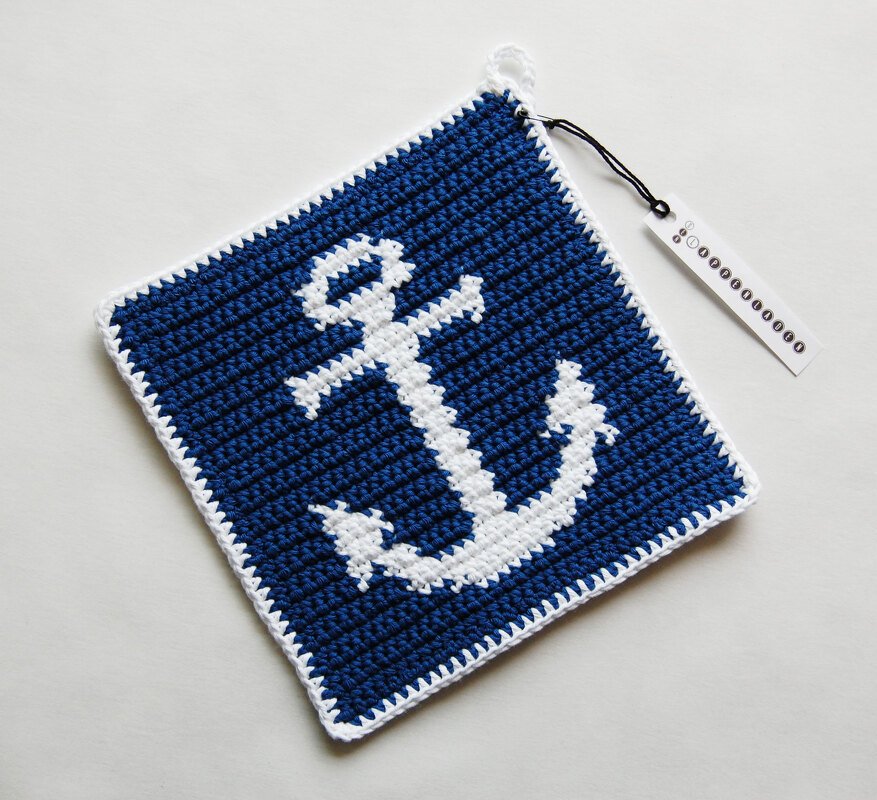 Gehäkelter quadratischer Topflappen marineblau mit weißem Anker und Aufhängeöse