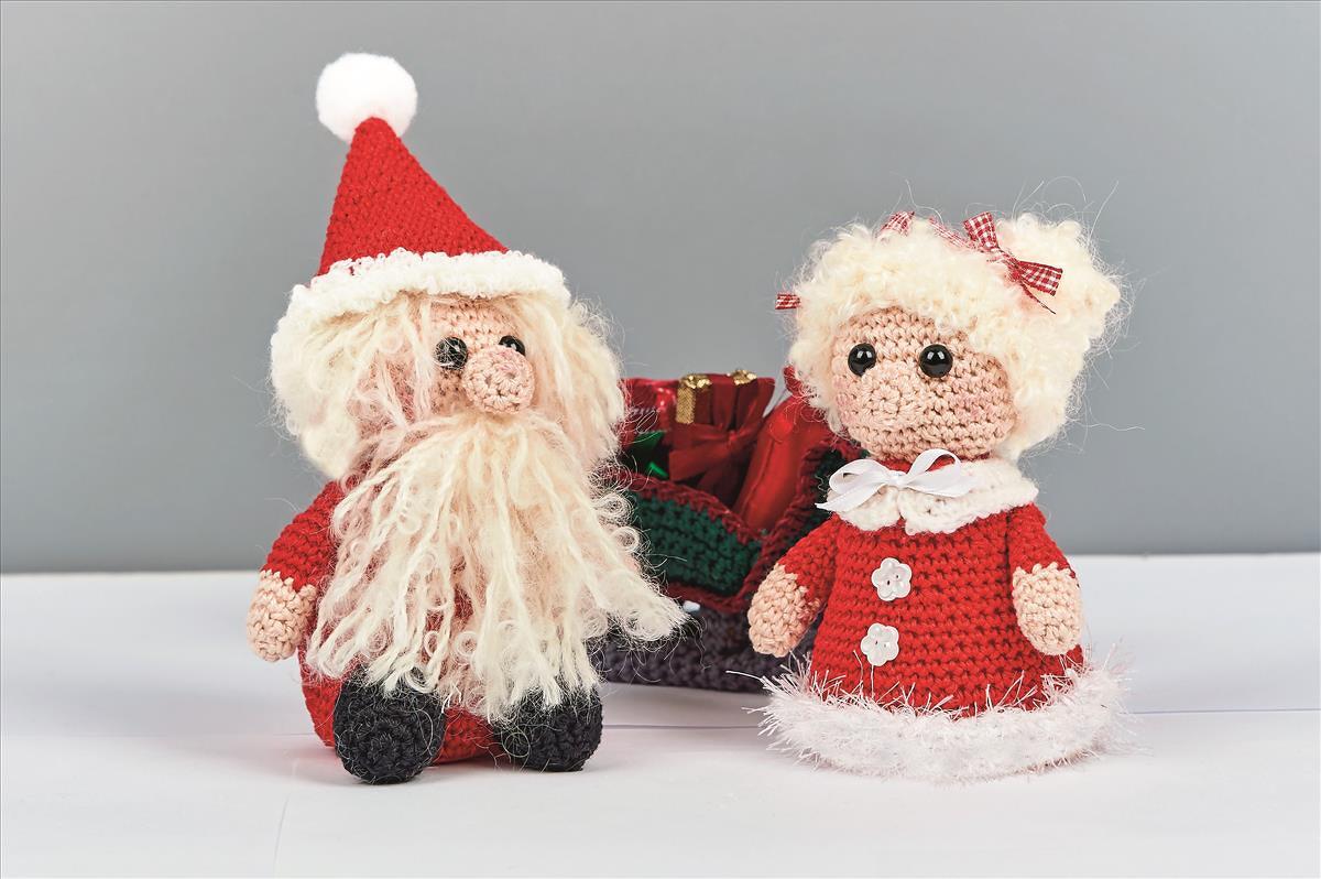 Gehäkelte Amigurumi: Weihnachtsmann mit roter Mütze und Bart sowie Weihnachtsfrau im roten Kleid