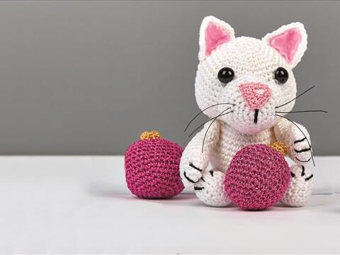 Amigurumi Kätzchen mit Christbaumkugeln