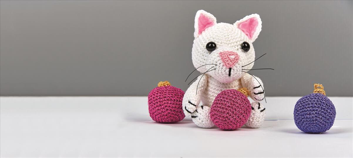 Amigurumi Kätzchen mit Christbaumkugeln