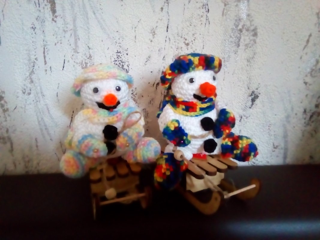 kleine Schneemänner auf Deko Schlitten