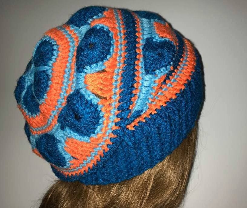 Gehäkelte Mütze in Dunkelblau, Hellblau und Orange mit geometrischem Muster