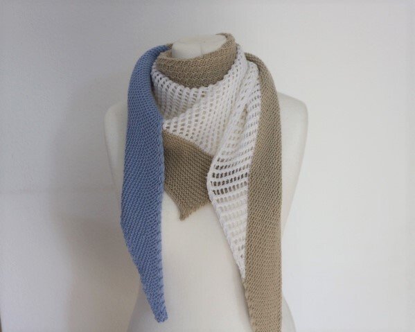 Dreieckstuch in Blau, Beige und Weiß mit Lochmuster auf einer Schneiderbüste