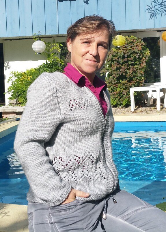 Trio aus Strickjacke (38-40), Schultertuch und Stirnband in Silbergrau - Bild 12