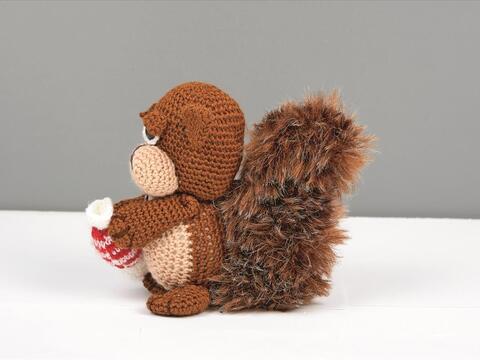 Häkelanleitung Eichhörnchen Karlchen mit Weihnachtsmütze