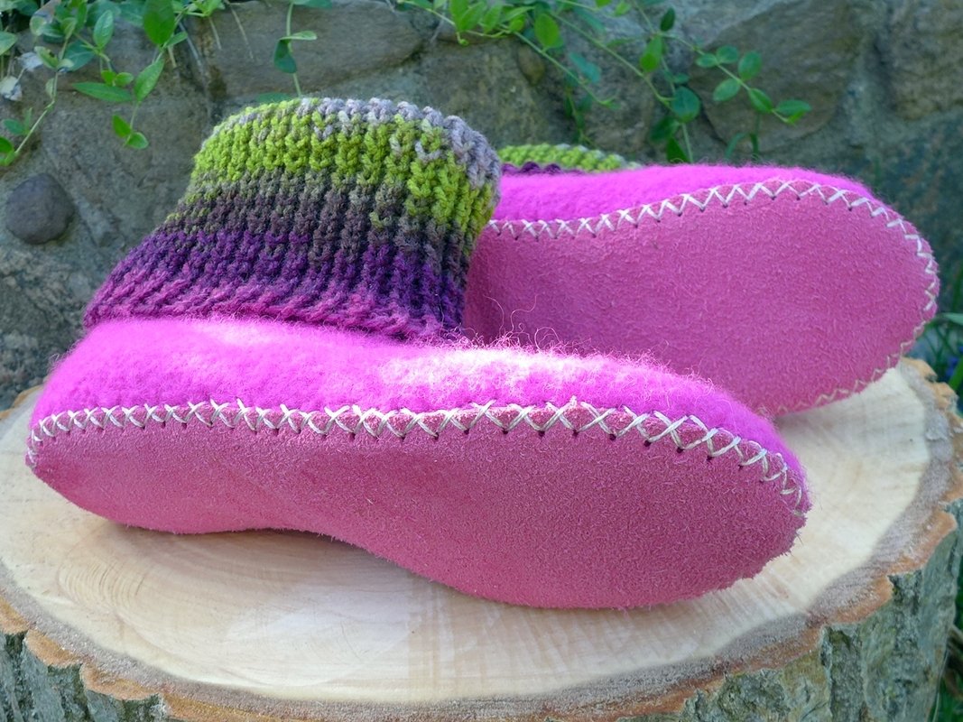 Rosa gefilzte Hausschuhe mit hellrosa Leder- oder Wildledersohle und grün-violett gestricktem Bündchen