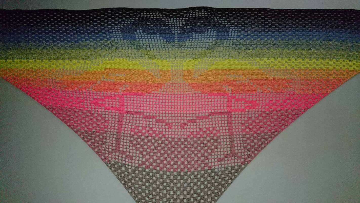 Gehäkeltes Dreieckstuch mit Regenbogen-Farbverlauf und zentralem Lochmuster-Motiv