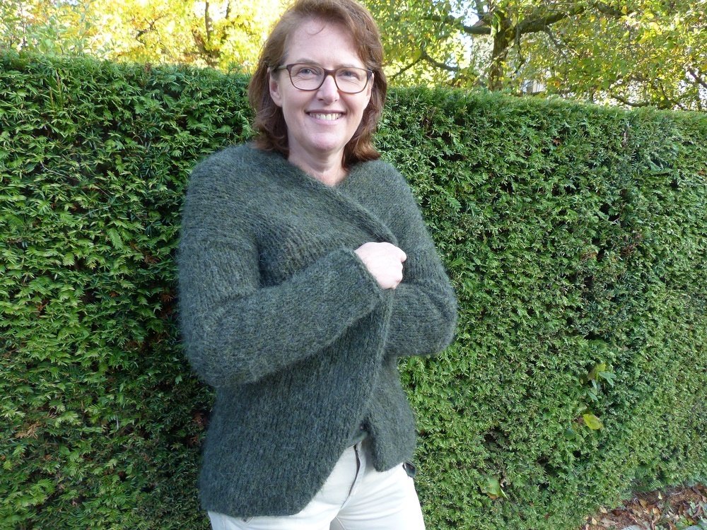 Strickanleitung, Olivefarbige Kuscheljacke (Gr. S – XXL, leicht an alle Größen anzupassen)