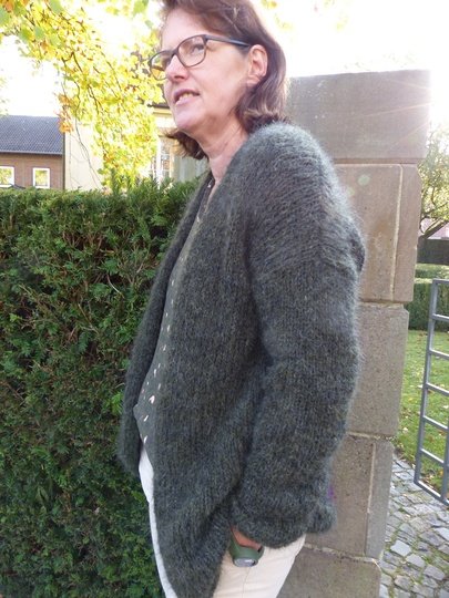 Strickanleitung, Olivefarbige Kuscheljacke (Gr. S – XXL, leicht an alle Größen anzupassen)