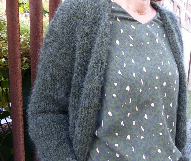 Strickanleitung, Olivefarbige Kuscheljacke (Gr. S – XXL, leicht an alle Größen anzupassen)