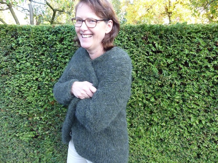 Strickanleitung, Olivefarbige Kuscheljacke (Gr. S – XXL, leicht an alle Größen anzupassen)