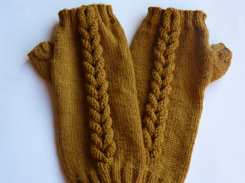 Pulswärmer gestrickt mit Schlingenzopf