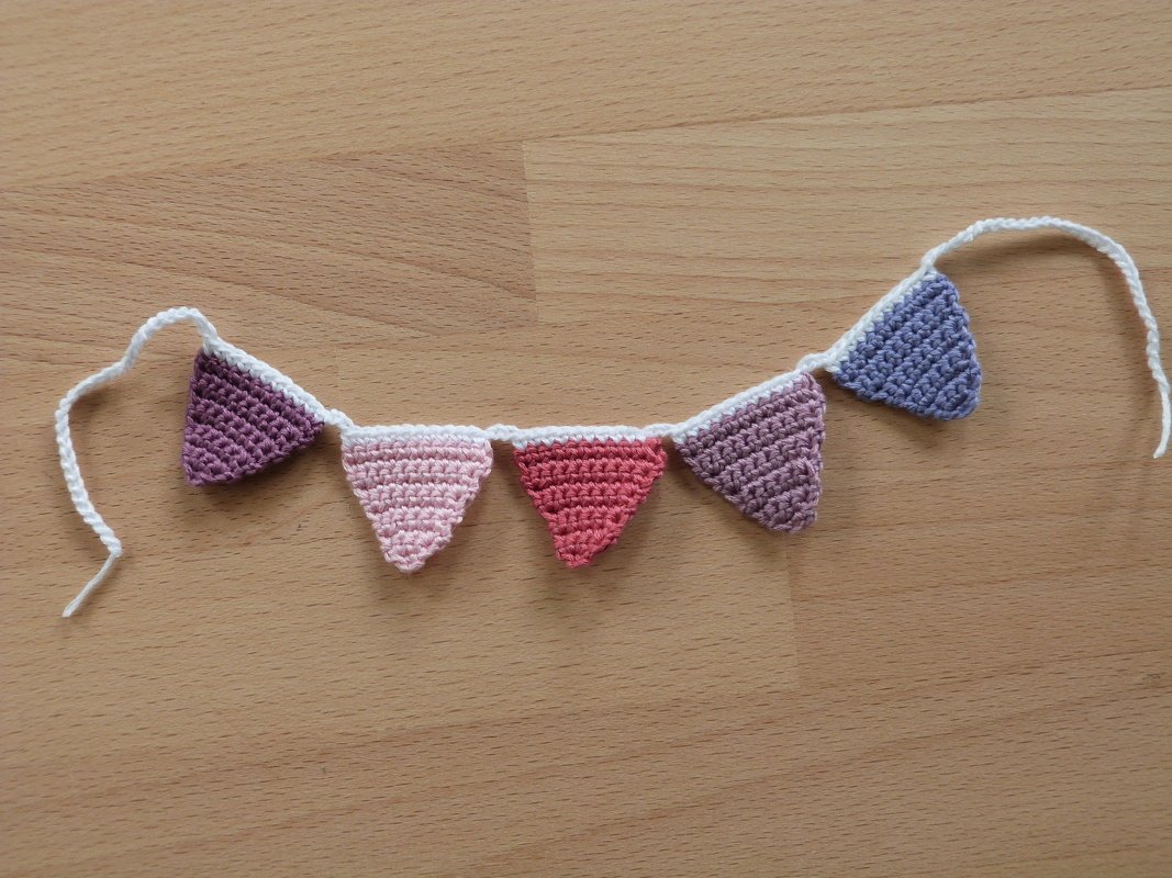 Häkelanleitung für eine einfache Wimpelgirlande in vielen Größen