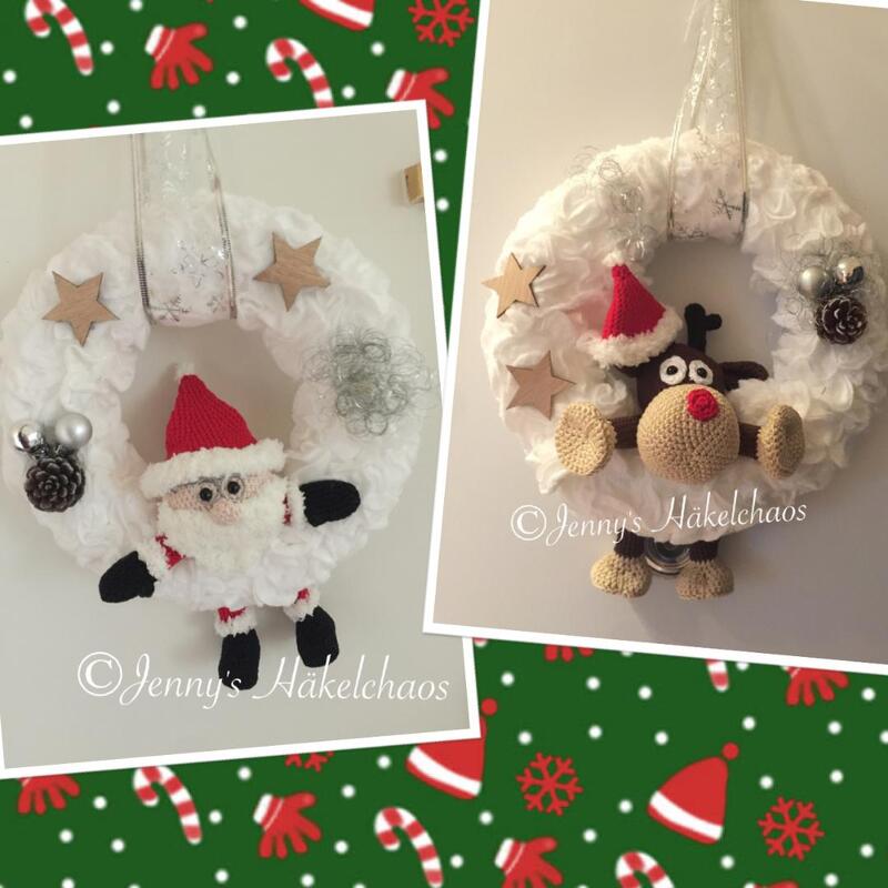 Zwei weiße Weihnachtskränze mit gehäkeltem Weihnachtsmann und gehäkeltem Rentier, dekoriert mit Holzsternen, Zapfen und silbernen Kugeln, aufgehängt.