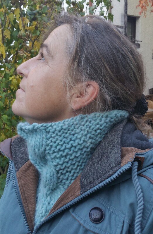 kuscheliger Schal, Schulterwärmer "Eisblau" - Bild 2