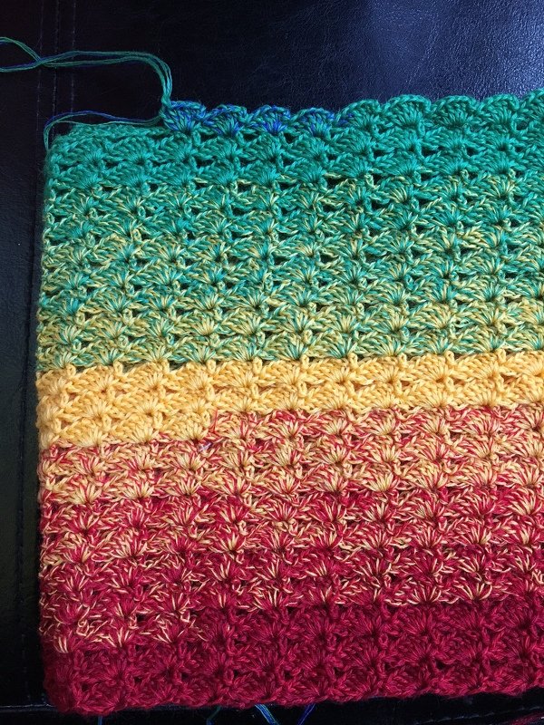 Nahaufnahme Muschelstich-Muster mit Farbverlauf von Rot zu Gelb zu Grün