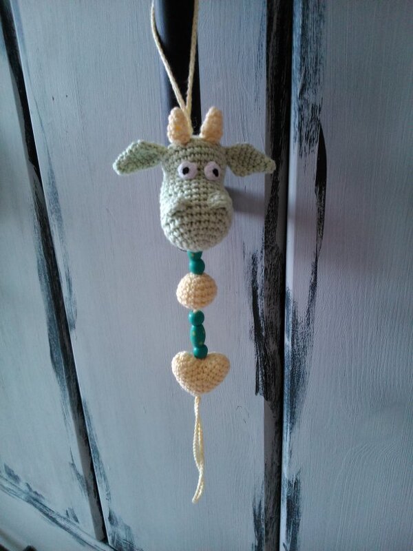 Gehäkelter Babymobile-Anhänger hellgrün mit Tierkopf, Kugeln, Perlen und Herz