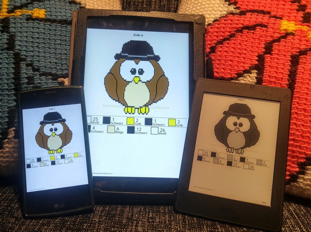 Drei mobile Geräte zeigen ein Pixel-Häkelchart einer Eule vor gehäkelten Decken